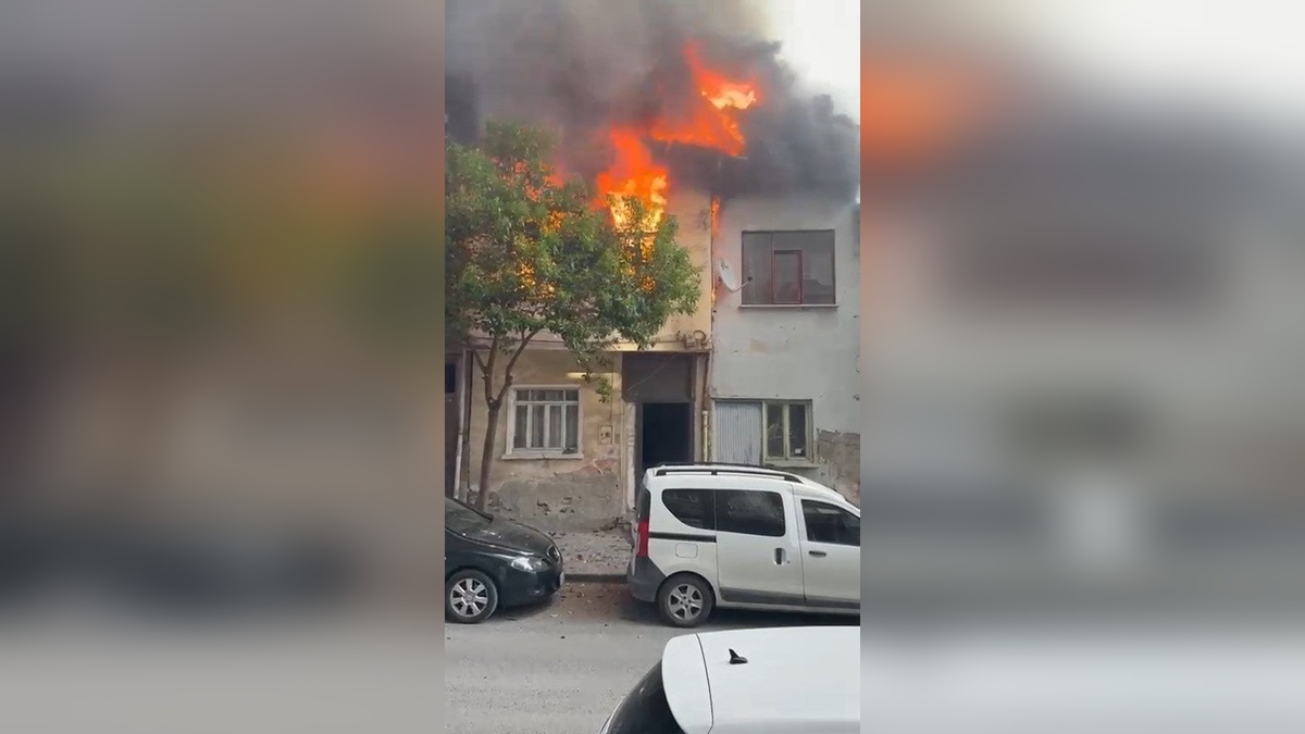 Darıca'da yangın üç eve sıçradı, iki itfaiye eri yaralandı