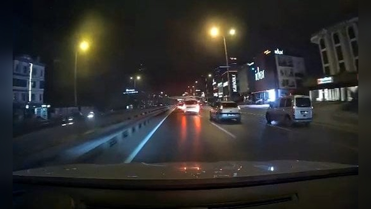 D-100 Karayolu'nda tehlikeli manevralar yapan sürücü araç kamerasına yansıdı
