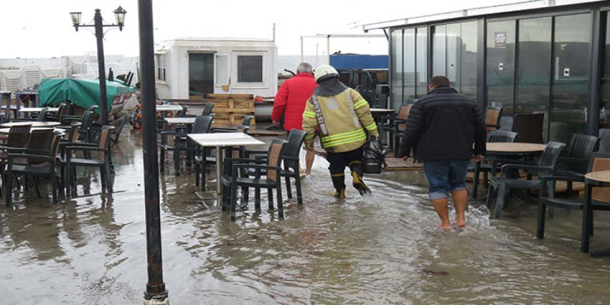 Kadıköy'de çay bahçesini lodos nedeniyle su bastı