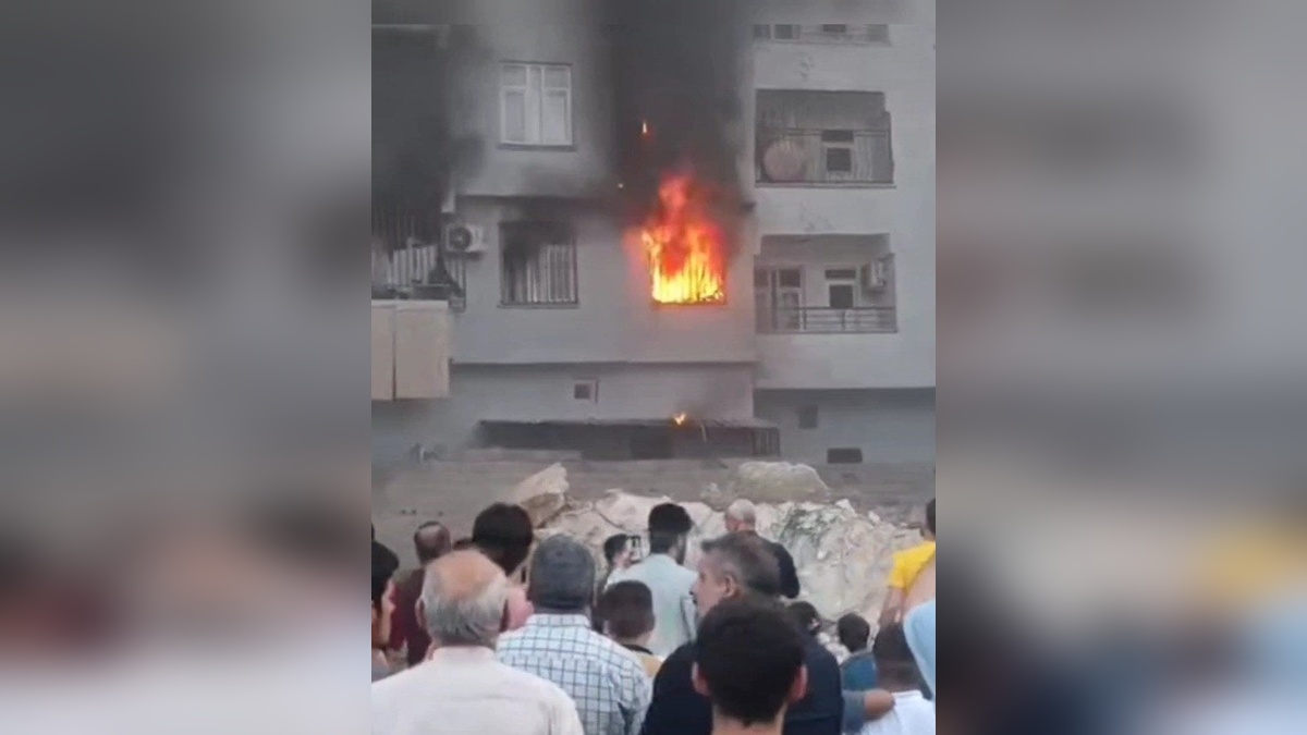 Eyyübiye'de ev yangını: Daire küle döndü