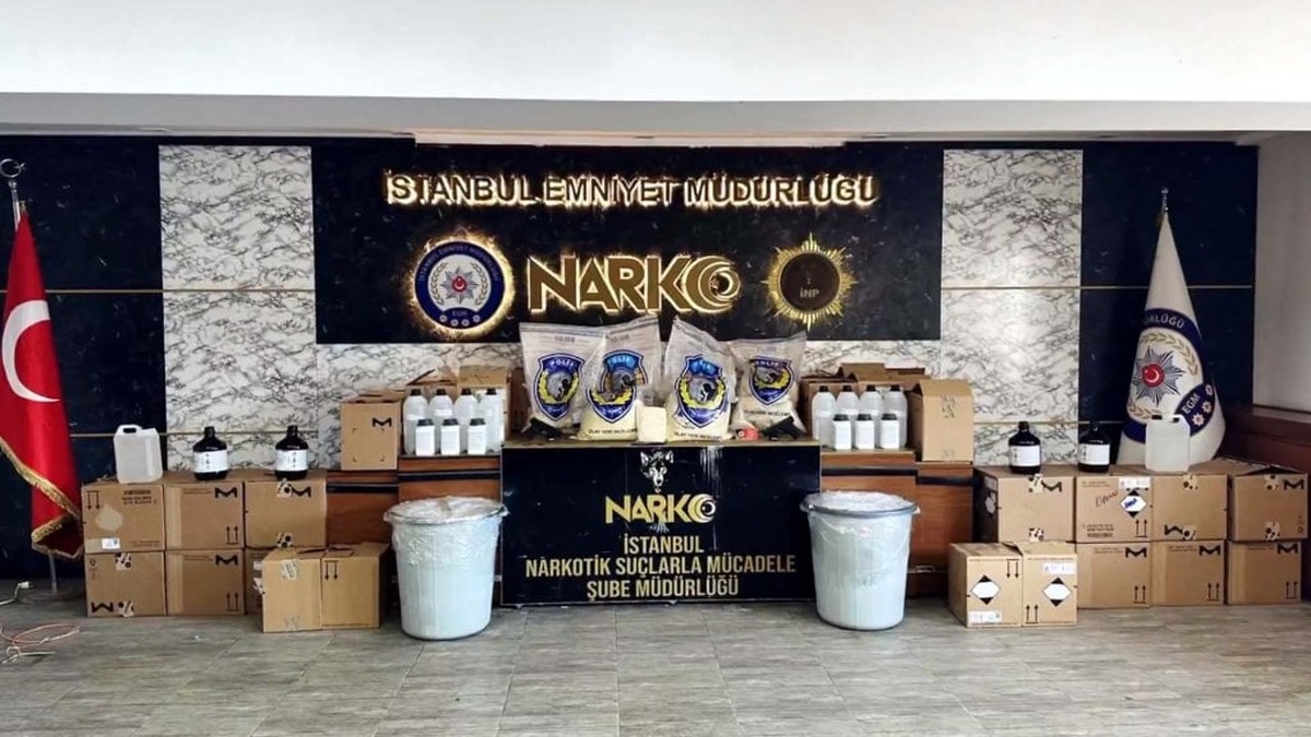 İstanbul'da büyük narkotik operasyonu: 16 şüpheli yakalandı, 15 ton bonzai üretilebilecek miktarda uyuşturucu ele geçirildi
