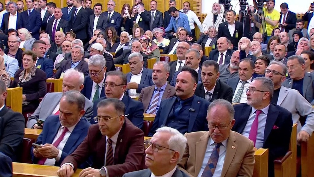 Davutoğlu'ndan iktidara sert eleştiriler: 'Kıbrıs'ın bataklığı, sizin aynadaki aksiniz'