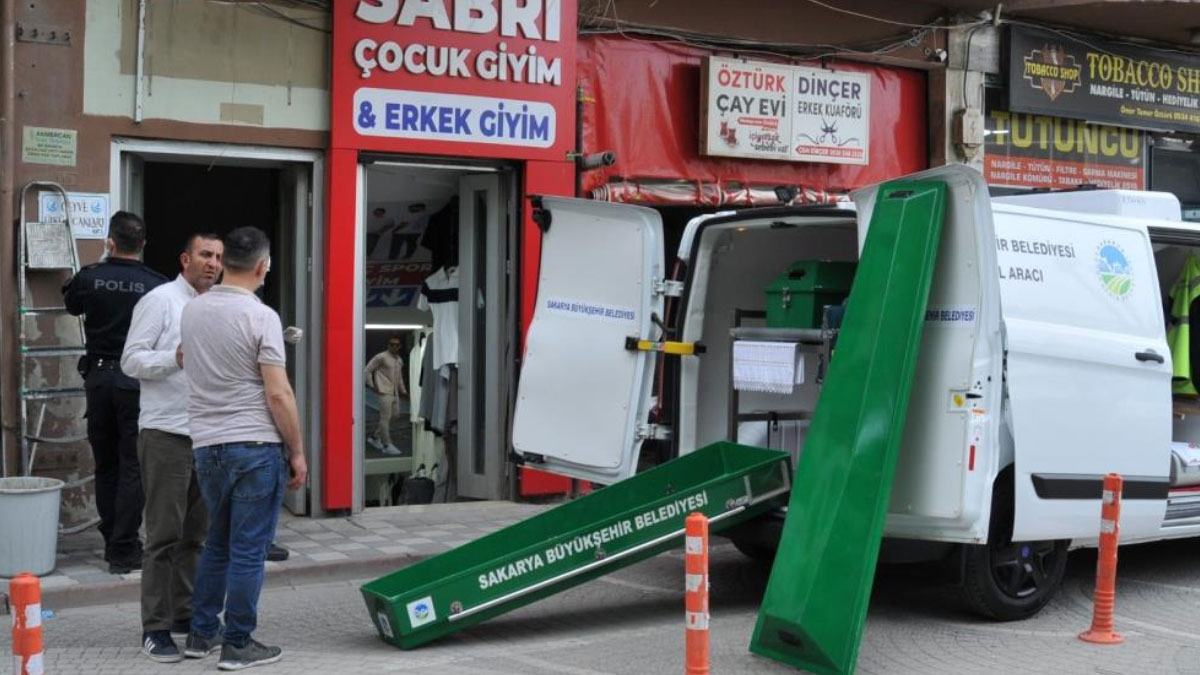 Sakarya'da apartmanda korkunç durum! Kötü koku ortaya çıkardı