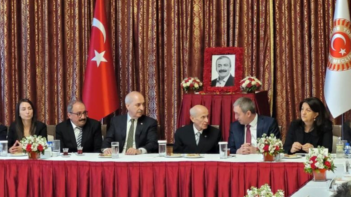Devlet Bahçeli 99 gün sonra geri döndü! Sırrı Süreyya Önder’in fotoğrafına dokundu