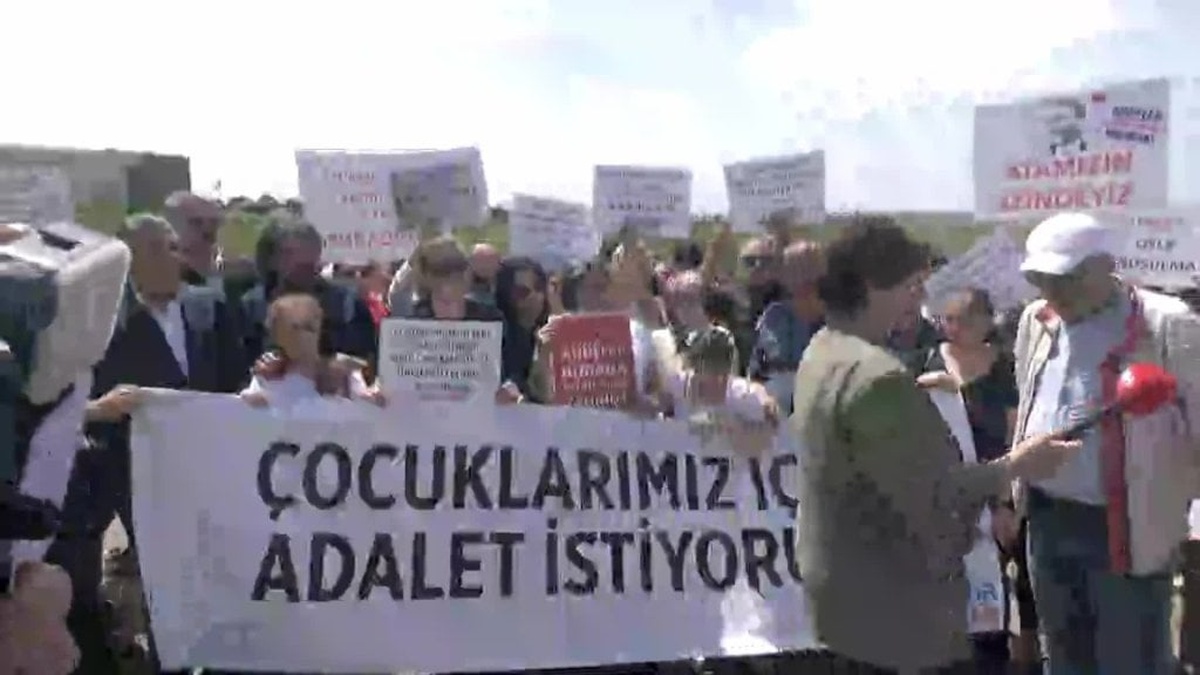Silivri Cezaevi önünde ailelerden açıklama: 'Çocuklarımız için adalet istiyoruz'