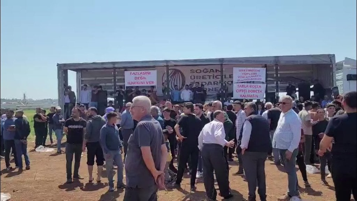 Reyhanlı'da soğan üreticileri düşük fiyatlara protesto etti