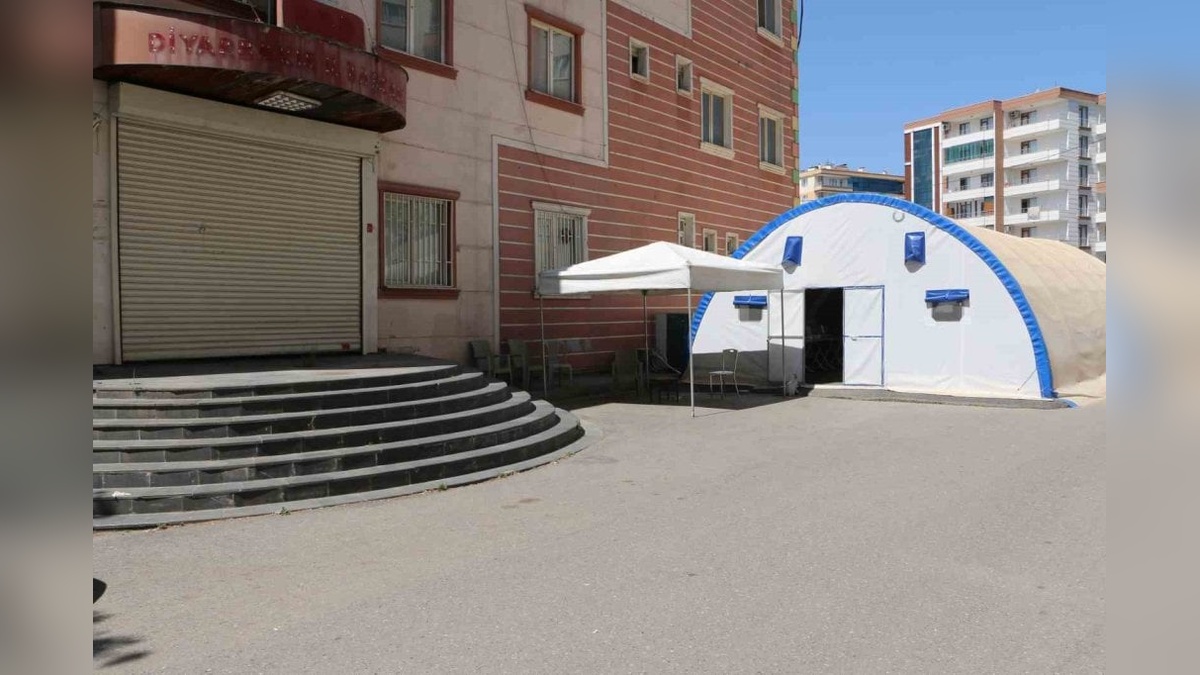 Diyarbakır'da HDP binası önündeki evlat nöbeti sürüyor