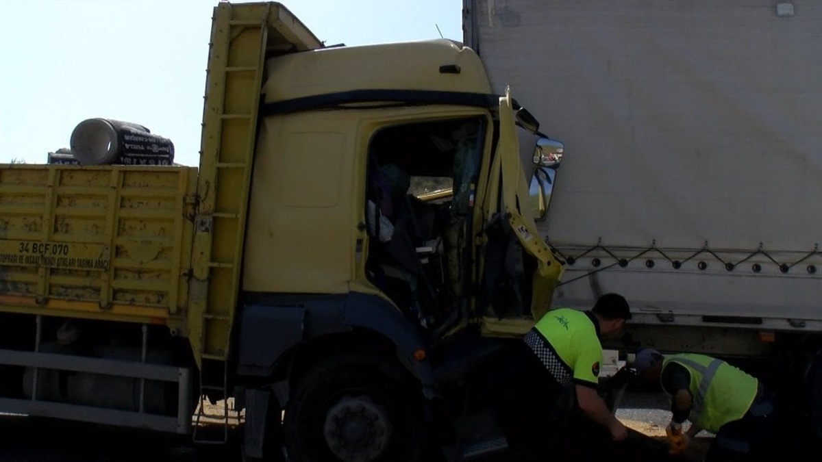 Kuzey Marmara Otoyolu'nda kaza: Kamyon şoförü ağır yaralı