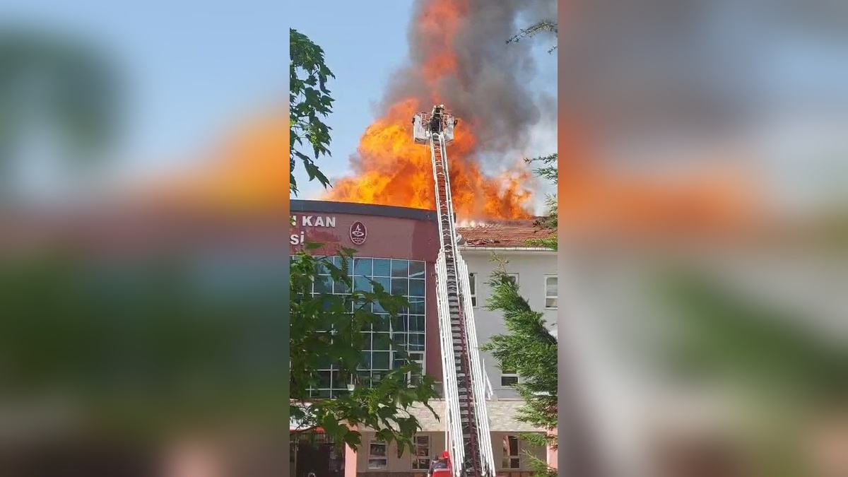 İzmit'te okul çatısında yangın çıktı, öğrenciler tahliye edildi