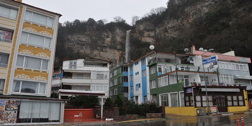 Sel suları, şelale oluşturdu