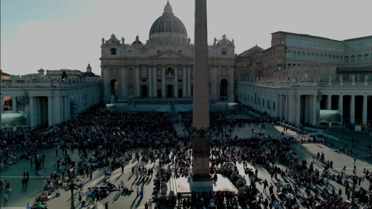Vatikan'da yeni papa seçimi başladı