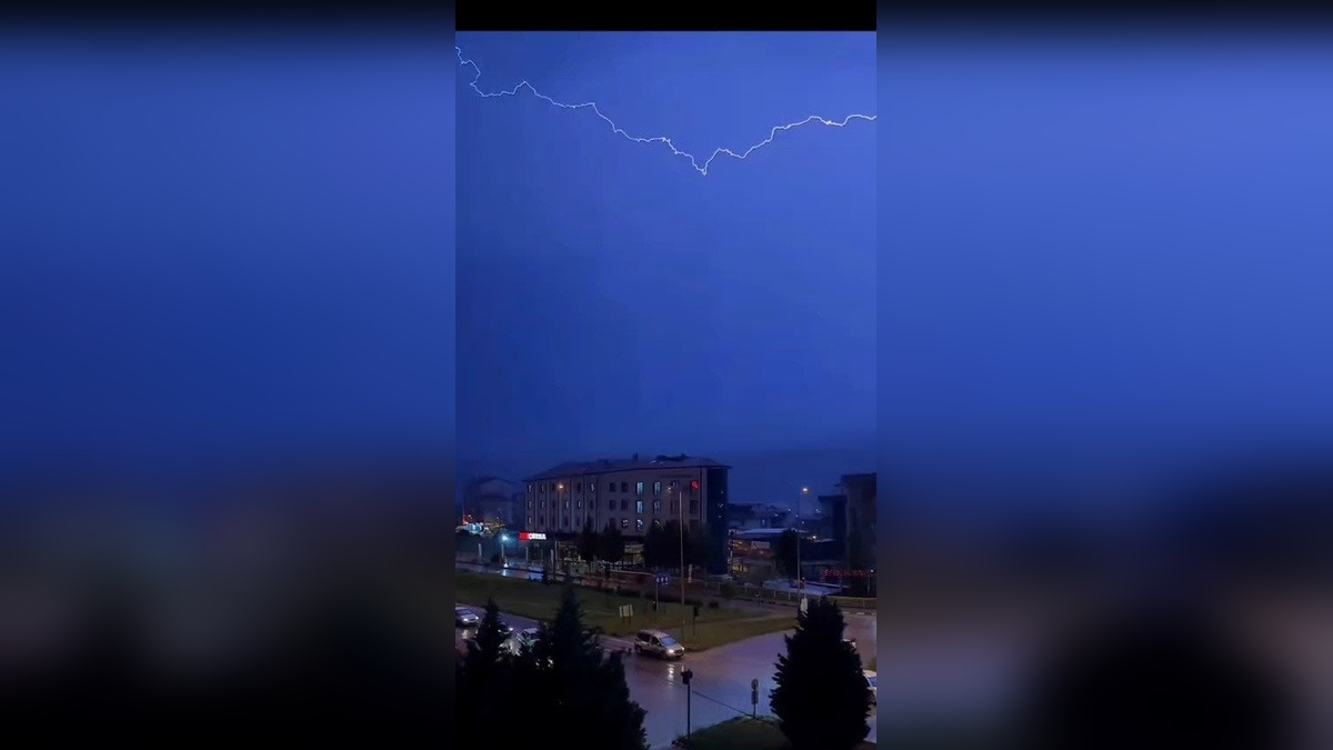 Karabük'te gök gürültülü sağanak yağış ve şimşekler
