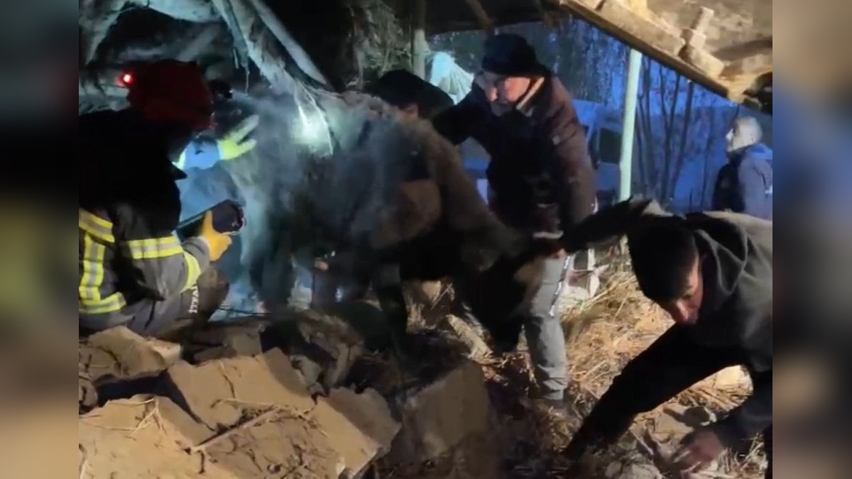 Yüksekova'da ahır çöktü: köylüler ve itfaiye ekipleri hayvanları kurtardı