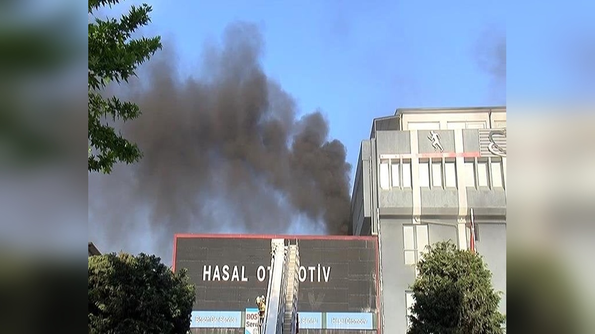 Bağcılar'da forma fabrikasında yangın