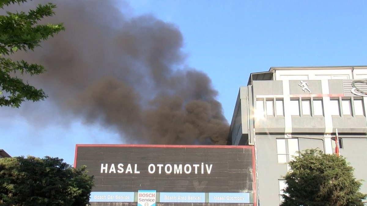 Bağcılar'da fabrika yangını söndürüldü