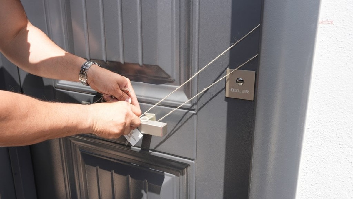 Alanya'da son kullanma tarihi değiştirilen gıdalar imha edildi