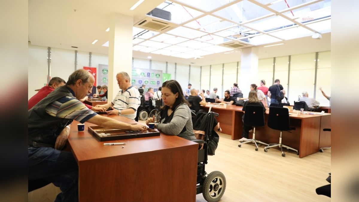 Bursa Kent Konseyi'nde 'zarlar eşitlik için atılıyor' temalı tavla turnuvası