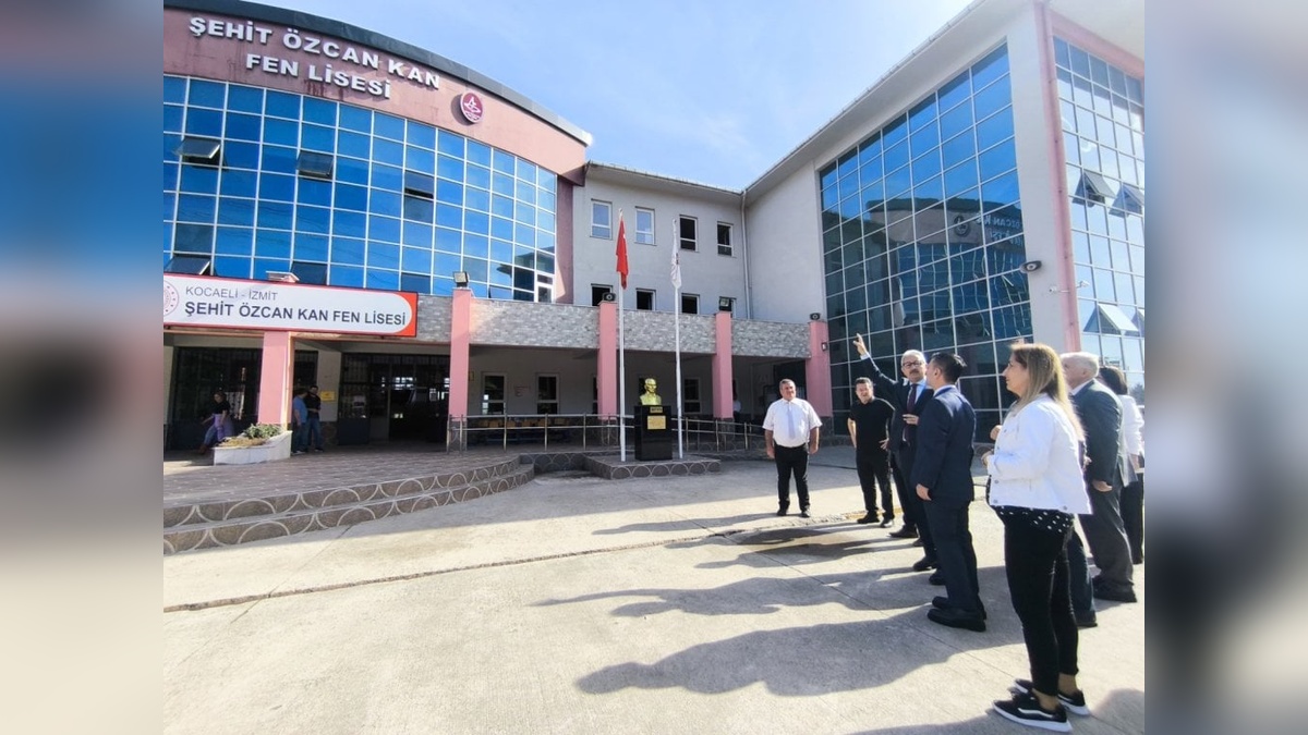 İzmit'te Şehit Özcan Kan Fen Lisesi'nde çıkan yangın sonrası eğitime ara verildi