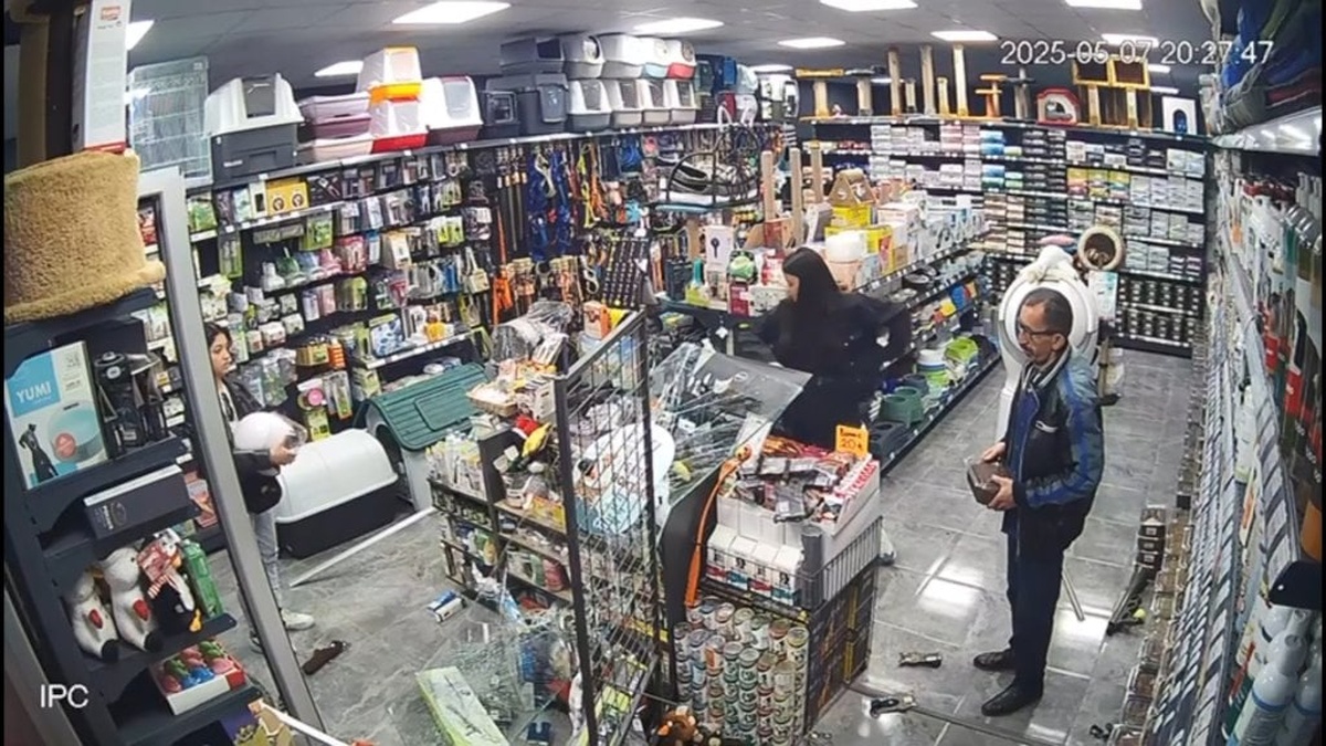 Eskişehir'de motosiklet mağazaya daldı