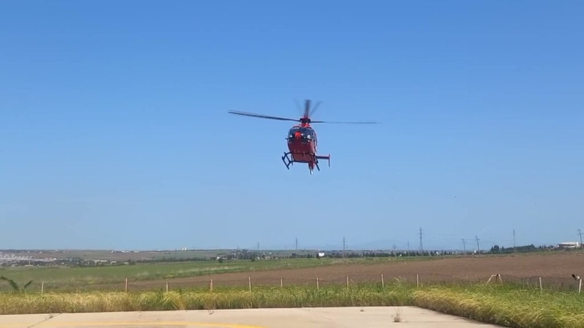 Diyarbakır'da ağaçtan düşen Ayetullah Yıldız, ambulans helikopterle hastaneye kaldırıldı