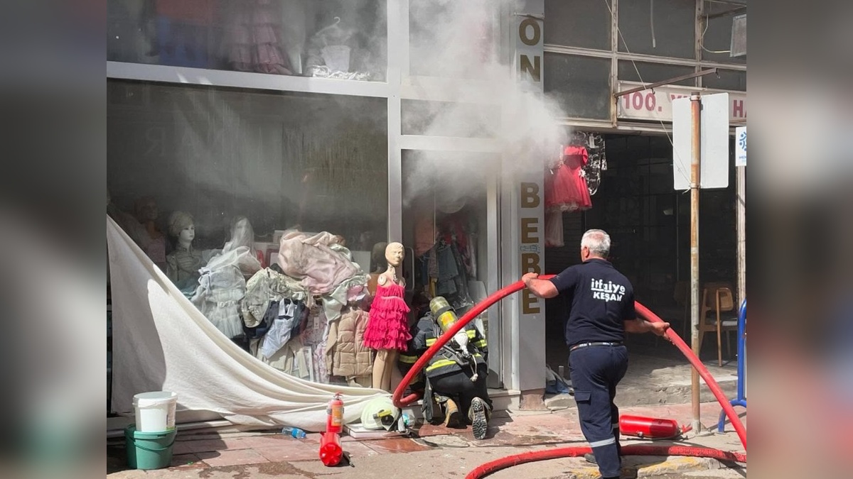 Keşan'da bebek kıyafetleri satan iş yerinde yangın