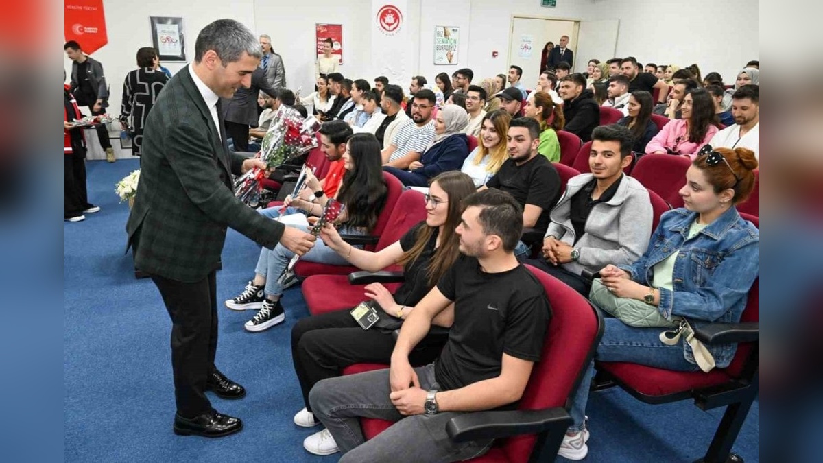 Uşak Valisi Aktaş, 'Evlenecek gençlerin desteklenmesi projesi' eğitim programı açılışına katıldı