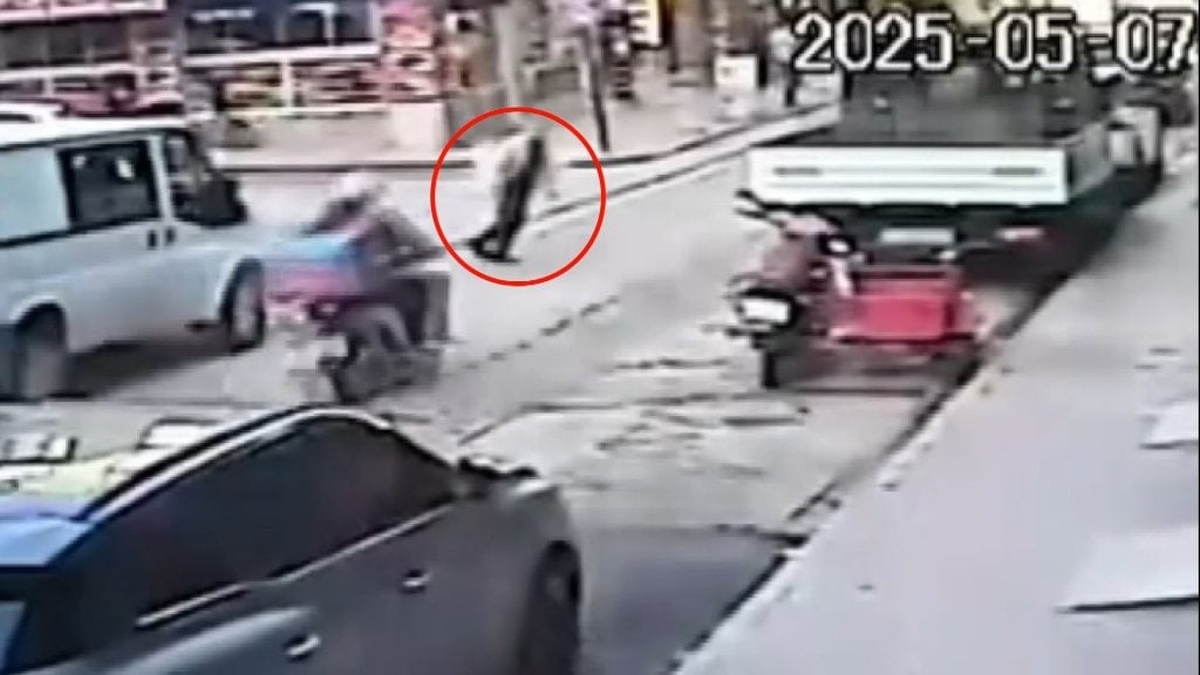 Elazığ'da Yaşlı adamın düşme anı kamerada