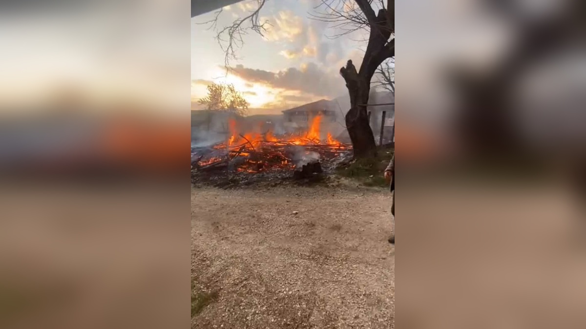 Düzce'de ahşap evde çıkan yangın traktöre sıçradı