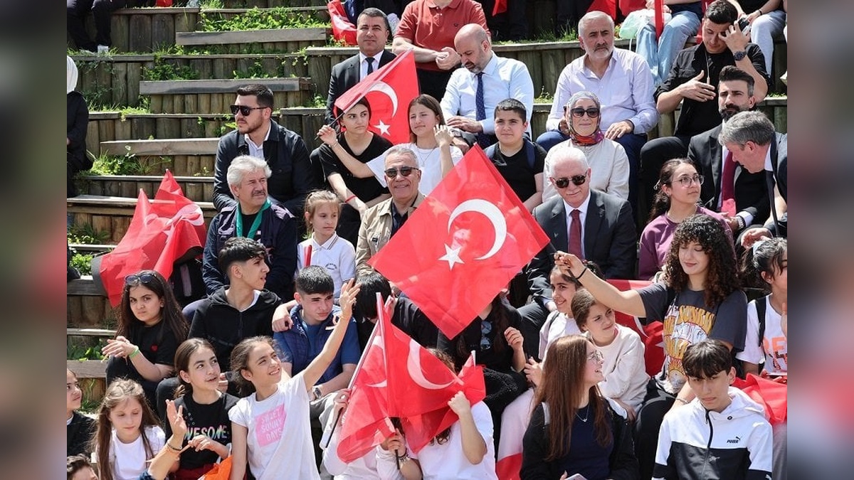 Sultangazi'de spor şenliği: Vali Davut Gül, sporcularla buluştu