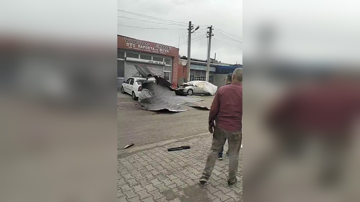 Kars'ta kuvvetli rüzgar iki iş yerinin çatısını uçurdu