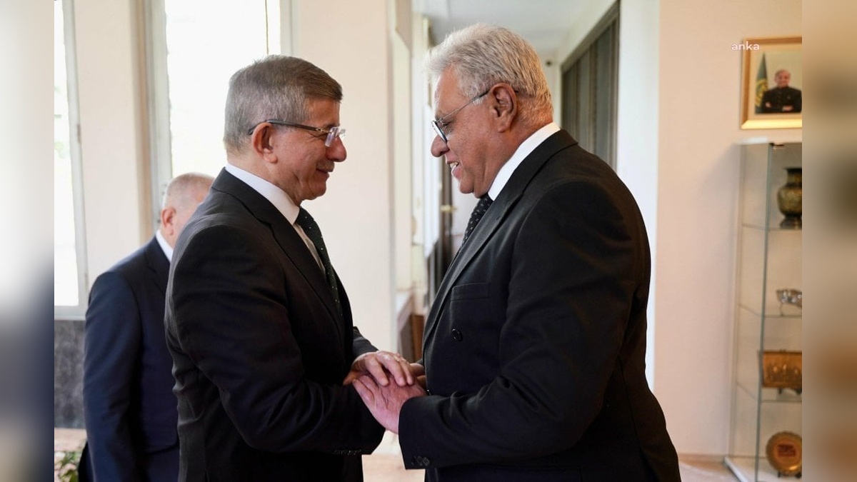 Davutoğlu'ndan Pakistan Büyükelçisi’ne destek ziyareti