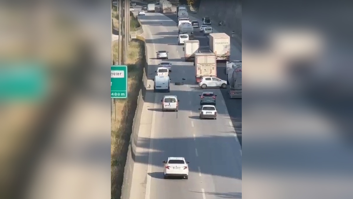 Adana'da TIR lastiği 5 otomobilin karıştığı kazaya neden oldu