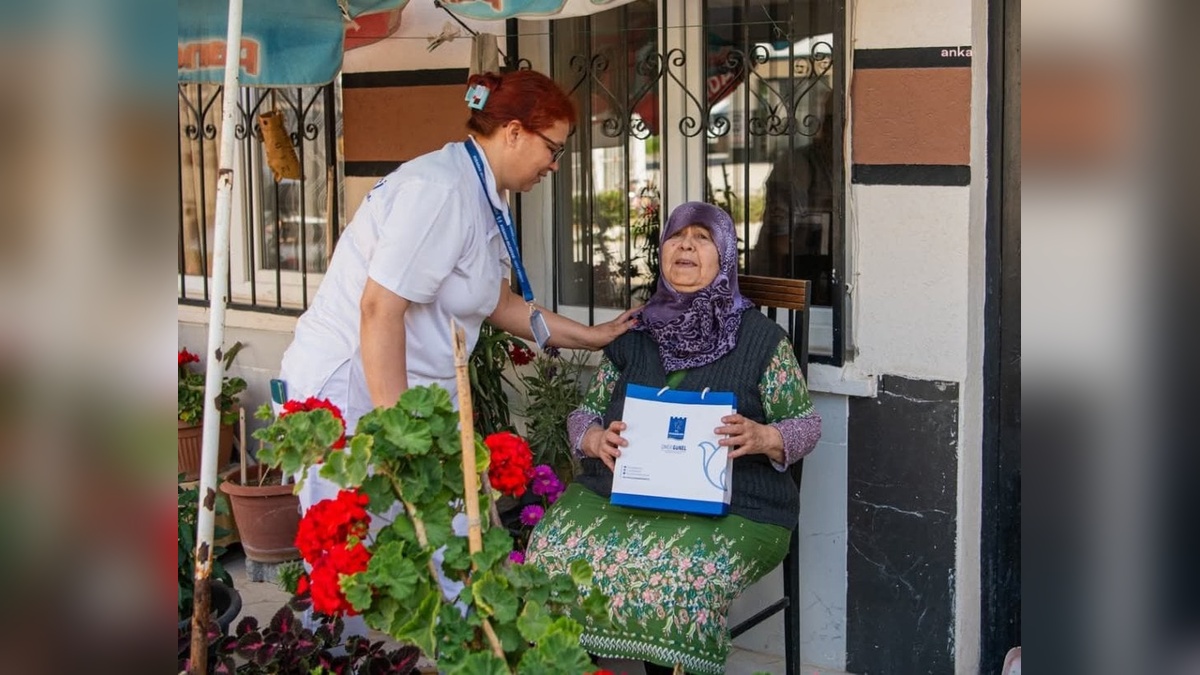 Kuşadası Belediyesi, evde bakım hizmeti verdiği Anneleri Anneler Günü’nde unutmadı