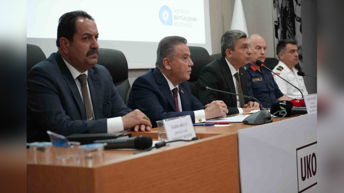 Antalya Valisi Şahin: Her cumartesi bin uçak iniş kalkış yapıyor