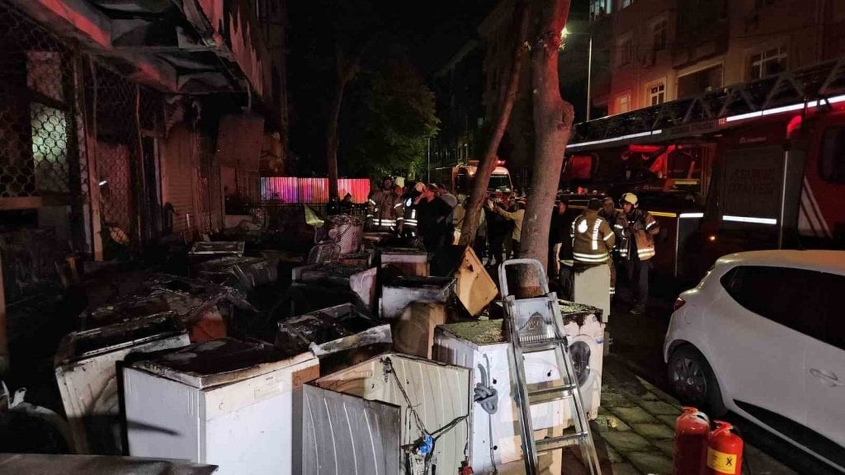 Küçükçekmece'de beyaz eşya deposunda çıkan yangın 3 katlı binayı sardı