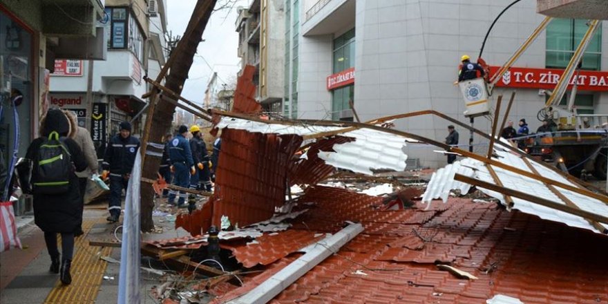 Çanakkale'de fırtına apartmanın çatısını uçurdu