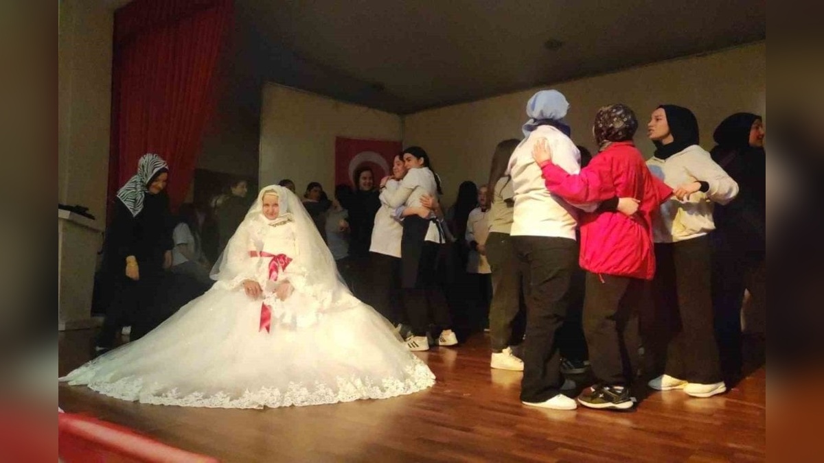 Samsun'da meslek lisesi öğrencileri, 65 yaşındaki kadının gelinlik hayalini gerçekleştirdi