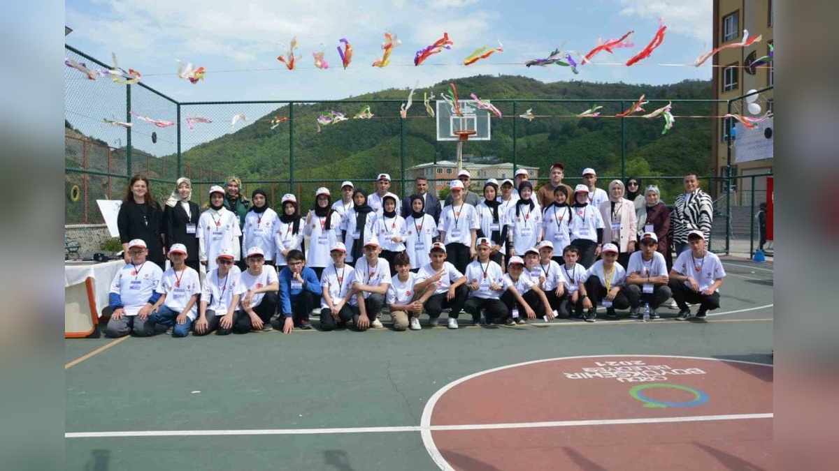 İkizce'de TÜBİTAK 4006 Bilim Fuarı: TEKNOFEST'e aday 18 proje sergilendi