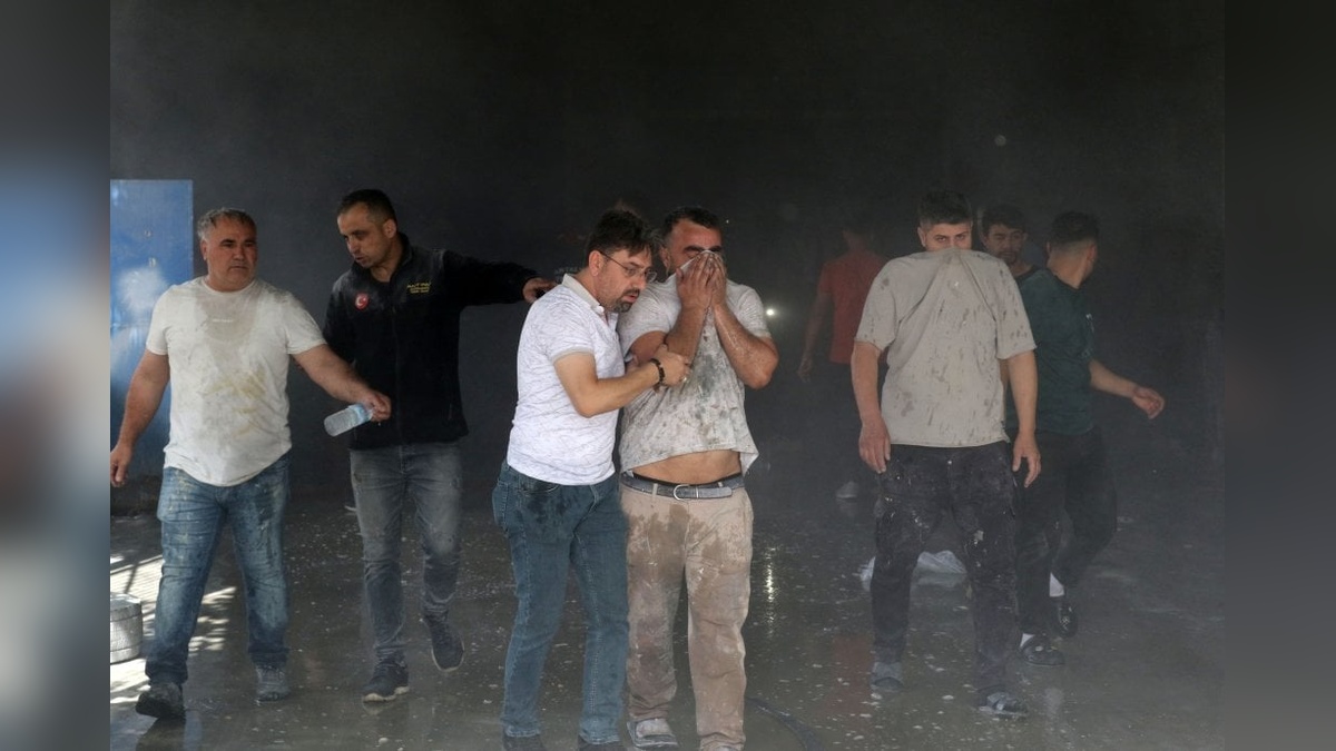 Antalya'da araç boyama atölyesinde yangın: 12 kişi dumandan etkilendi