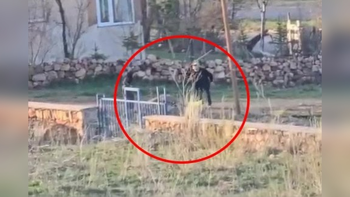 Kangal'da yaşlı adam eşeğini sopayla dövdü