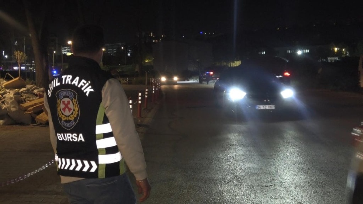 Bursa'da yüksek sesli müzikten rahatsız olanlar hortumla müdahale etti