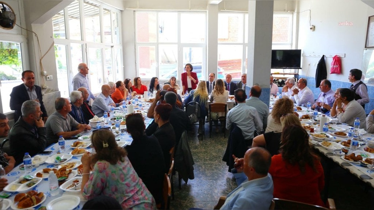 Karabağlar Muhtarları Başkan Kınay için Sürpriz Kahvaltı Düzenledi: "Yanındayız"