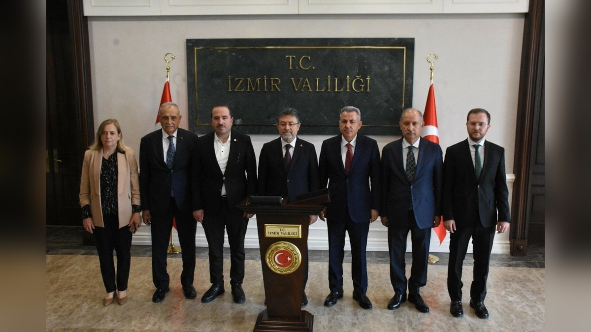 Bakan Yumaklı İzmir'de: Valiliği ziyaret etti, Şeref Defteri'ni imzaladı