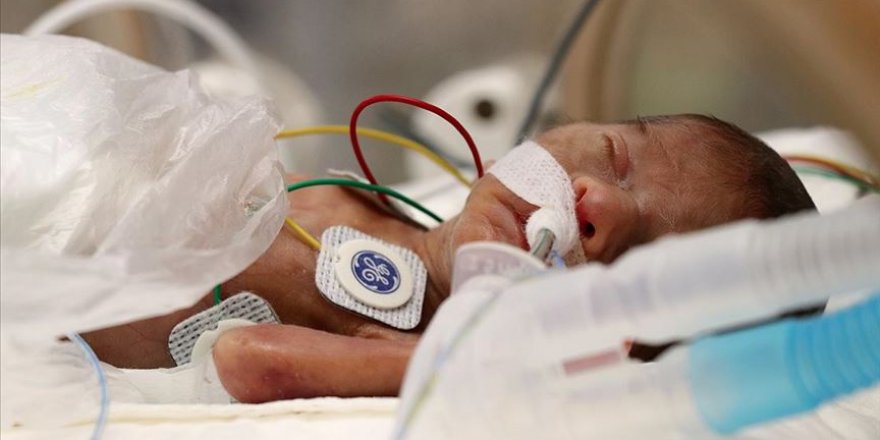 490 gramlık bebek hastanenin maskotu oldu