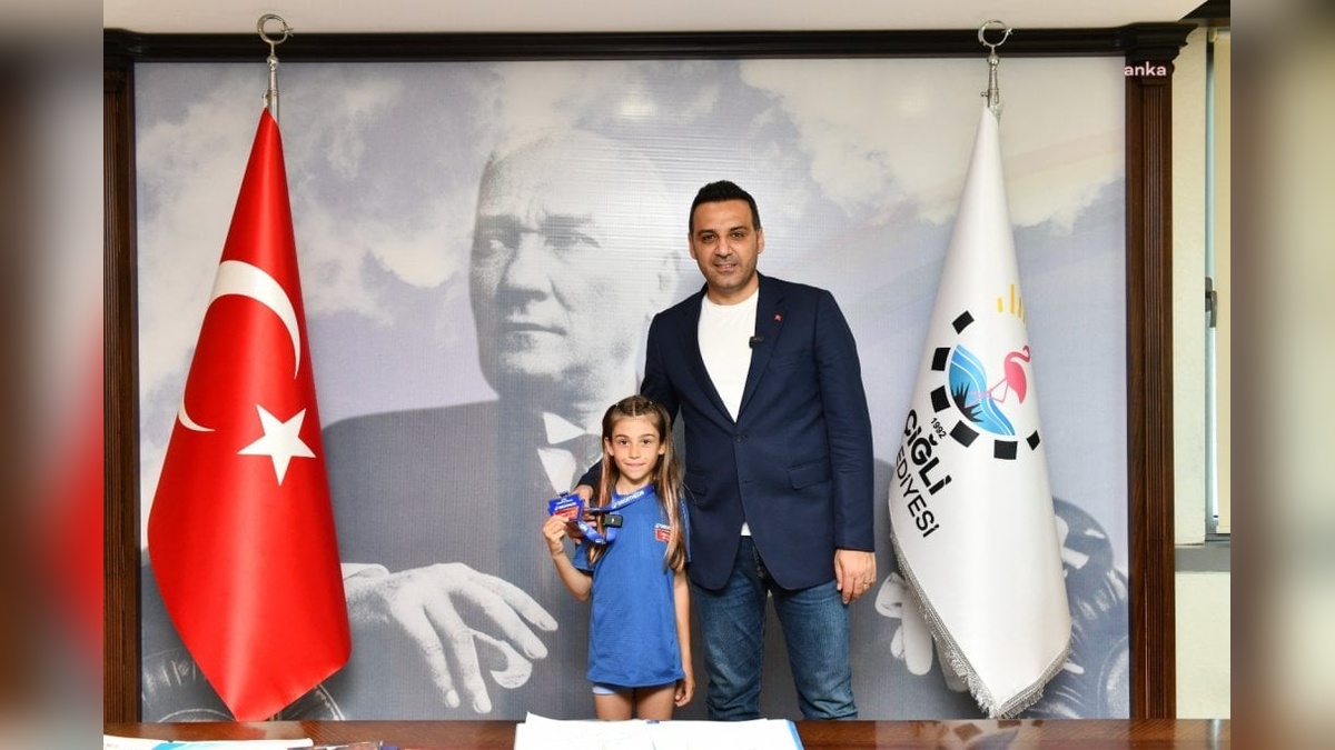 Çiğli Belediye Başkanı Yıldız, Türkiye şampiyonu 10 yaşındaki Güneş Pürmüs'ü tebrik etti