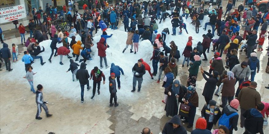Antalya'da çocukların kar sevinci