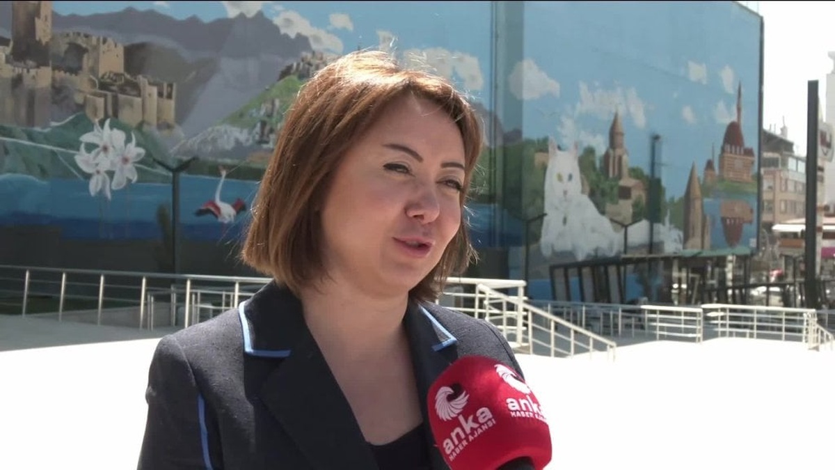 Van'da CHP Mitingi: Gül Çiftci, 'Bu Meydan Demokrasiyi İsteyen Herkesin'