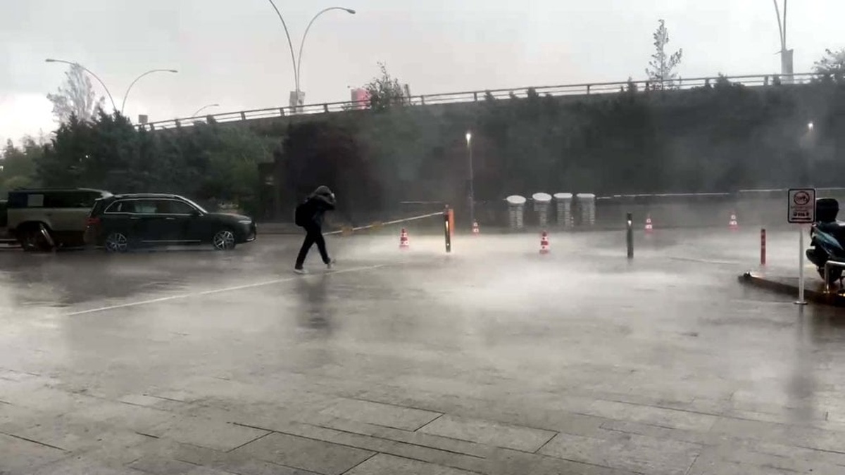 Ankara'da kuvvetli rüzgar ve sağanak: Cadde ve sokaklarda su baskını