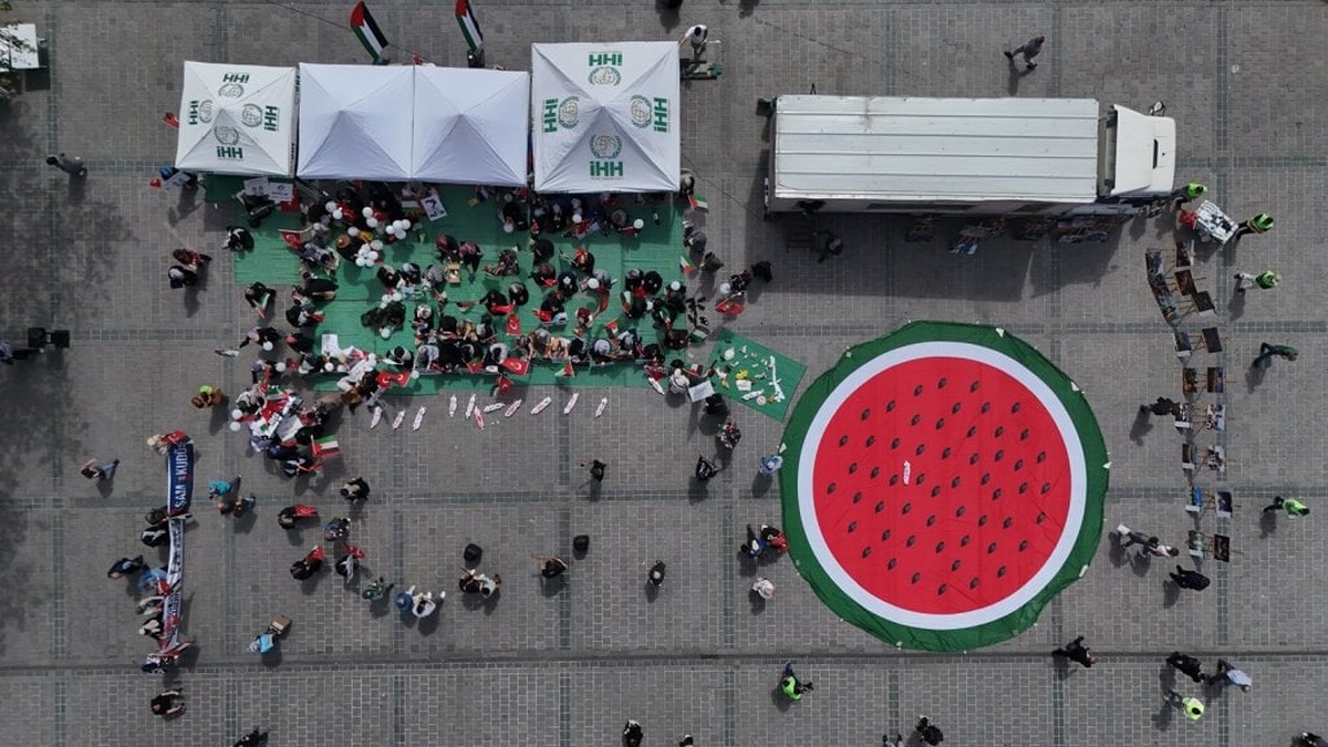 İHH: Gazze'deki Katliamlar İçin Eminönü'nde Oturma Eylemi