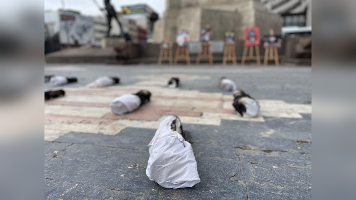 Ankara'da Gazze protestosu: Kefene sarılı bebek cenazeleri Ulus Meydanı'nda